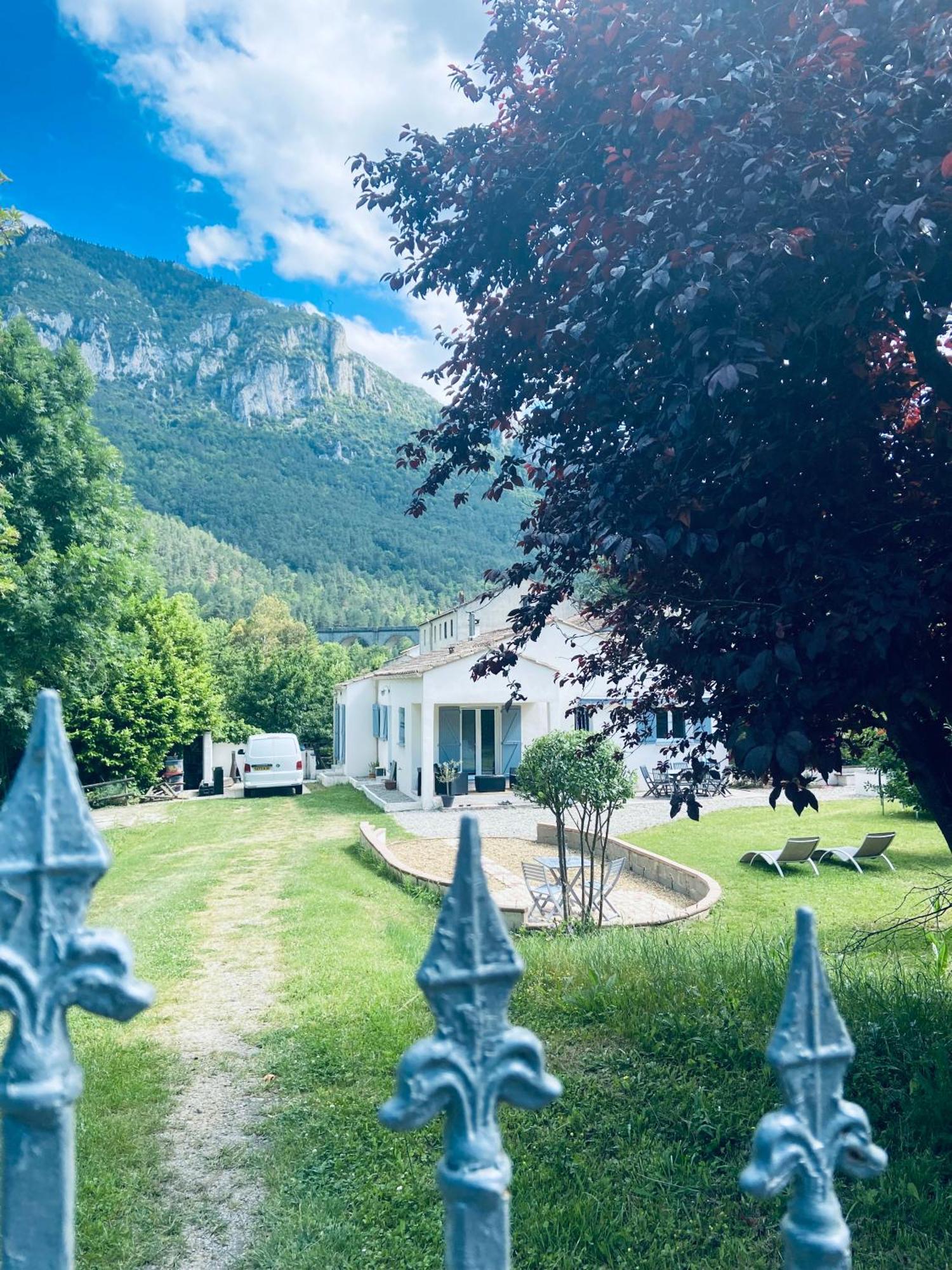 Private Riverside Villa With Breathtaking Views Axat Экстерьер фото
